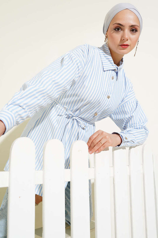 قميص مخطط بأزرار حجرية وحزام حبلي أزرق ثلجي