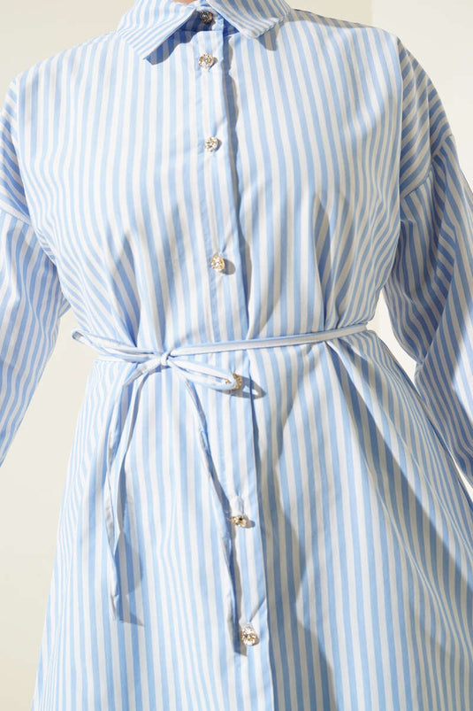 قميص مخطط بأزرار حجرية وحزام حبلي أزرق ثلجي