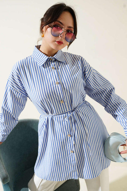 قميص أزرق مخطط بأزرار حجرية وحزام حبلي