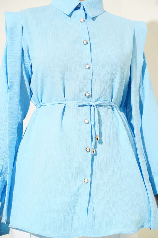 قميص أزرق ثلجي مطوي بأزرار على الكتف، لون ثلجي