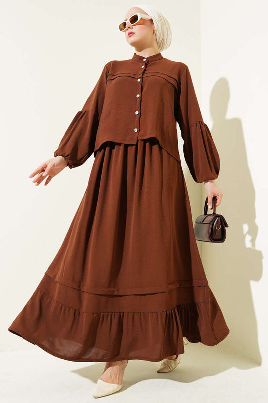 بدلة من قطعتين مع تنورة وأزرار حجرية، لون بني