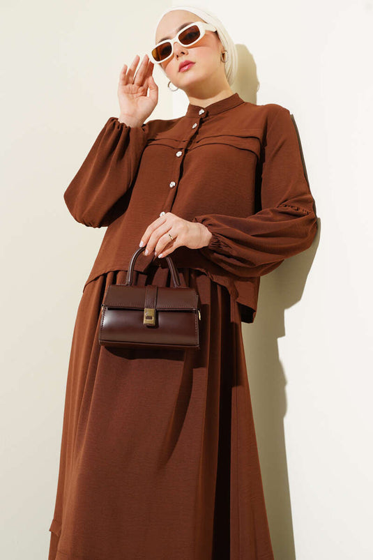 بدلة من قطعتين مع تنورة وأزرار حجرية، لون بني