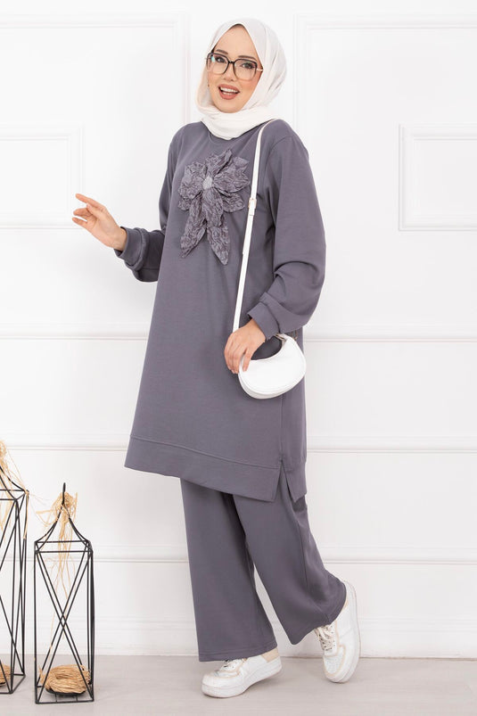 طقم تسيير محجبة مزخرف بنقش حجري وزهور باللون الرمادي