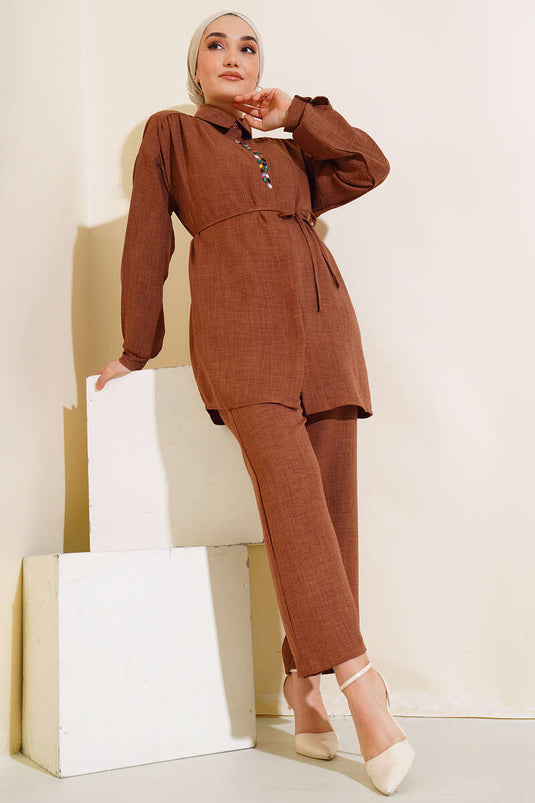 طقم مزدوج من الكتان المطرز بالحجر باللون البني