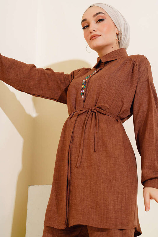 طقم مزدوج من الكتان المطرز بالحجر باللون البني