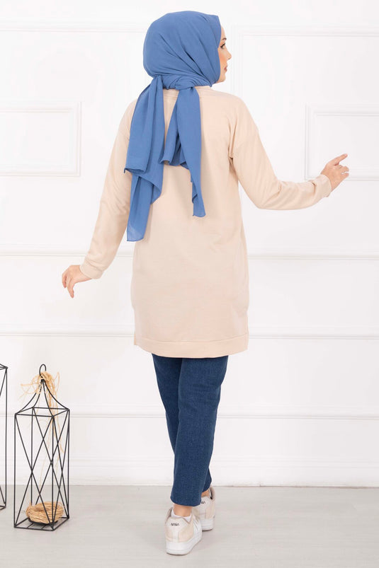 تونيك محتشم مزخرف بنقوش حجرية مع كرات صغيرة بلون بيج