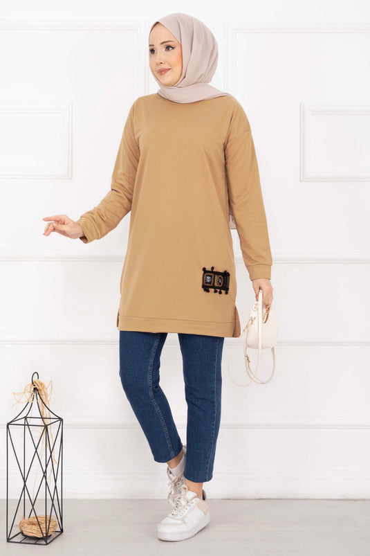 Tunique voilée camel ornée de pierres avec pompons