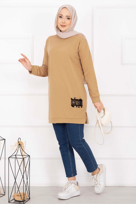تونيك محتشم مزخرف بنقوش حجرية مع كرات صغيرة بلون الجمل
