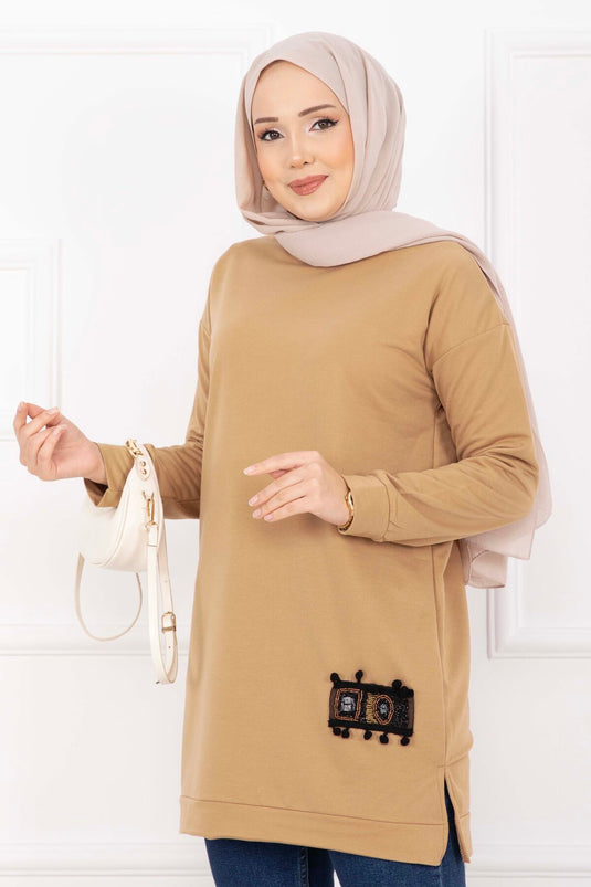 تونيك محتشم مزخرف بنقوش حجرية مع كرات صغيرة بلون الجمل