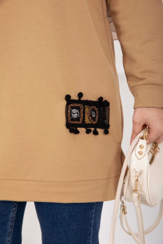 Tunique voilée camel ornée de pierres avec pompons