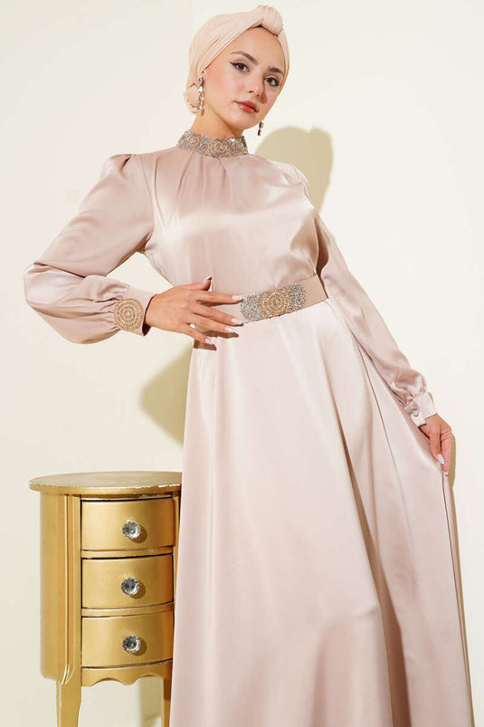 Robe de soirée en satin brodé de pierres, couleur latte