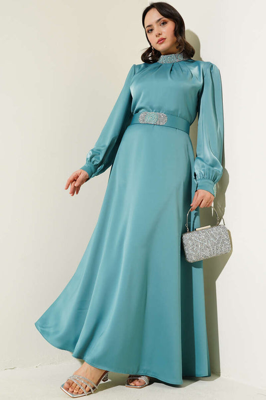 Robe de soirée en satin brodée de pierres menthe