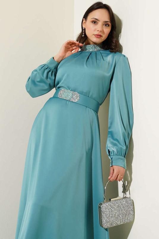 Robe de soirée en satin brodée de pierres menthe
