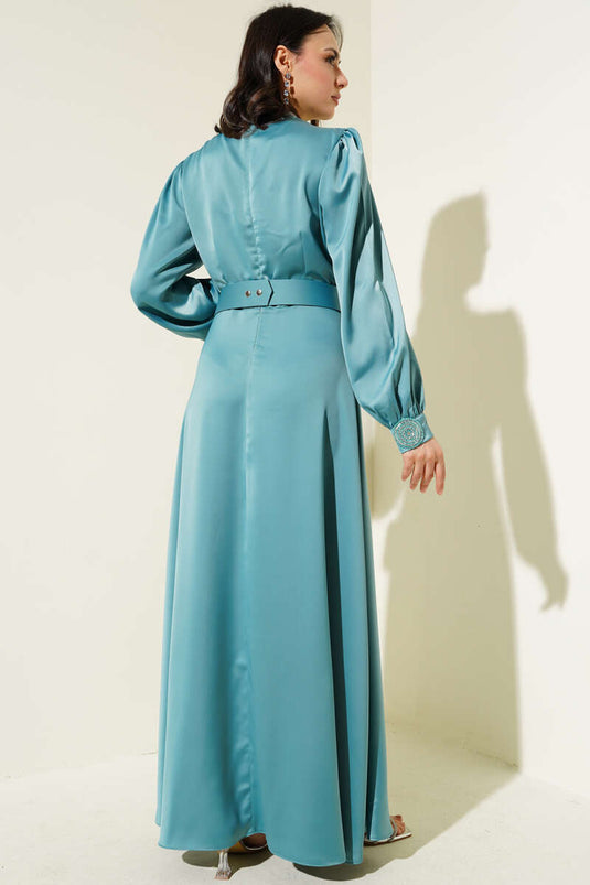 Robe de soirée en satin brodée de pierres menthe