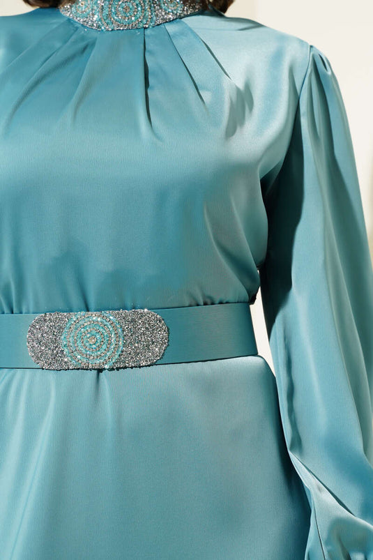 Robe de soirée en satin brodée de pierres menthe