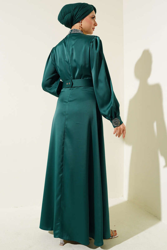 فستان سهرة ساتان مطرز بالأحجار زمرد