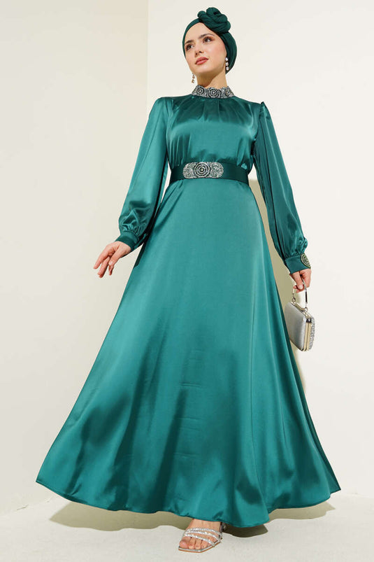 فستان سهرة ساتان مطرز بالأحجار زمرد