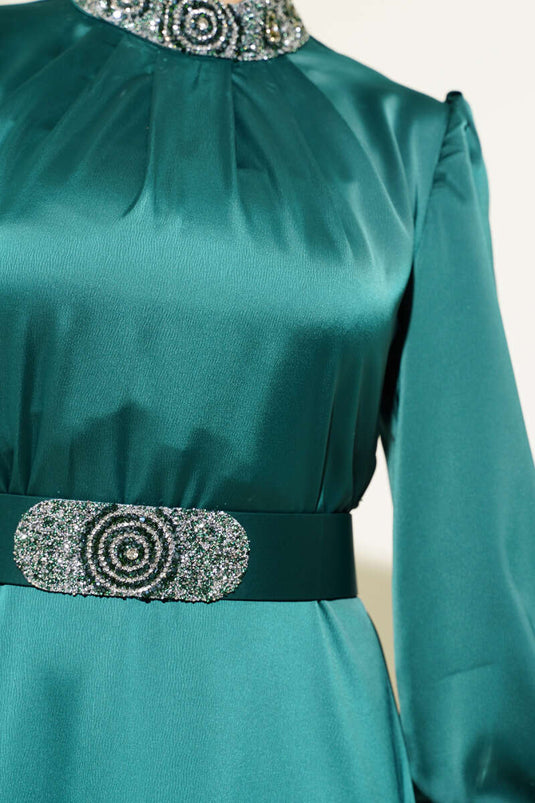 فستان سهرة ساتان مطرز بالأحجار زمرد