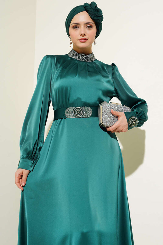 فستان سهرة ساتان مطرز بالأحجار زمرد
