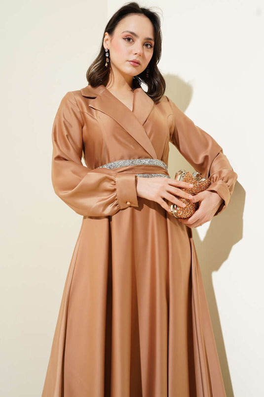 Taş Kuşaklı Kruvaze Yaka Saten Elbise Latte