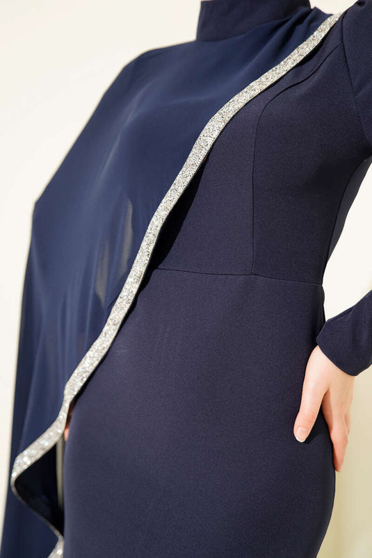 Robe de soirée bleu marine avec garniture en pierre et cape en tulle