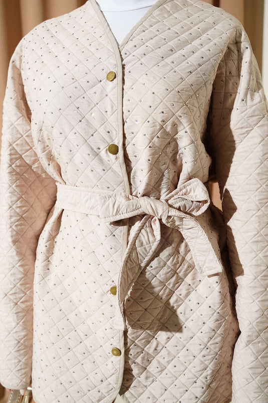 سترة مبطنة مزينة بالأحجار باللون البيج