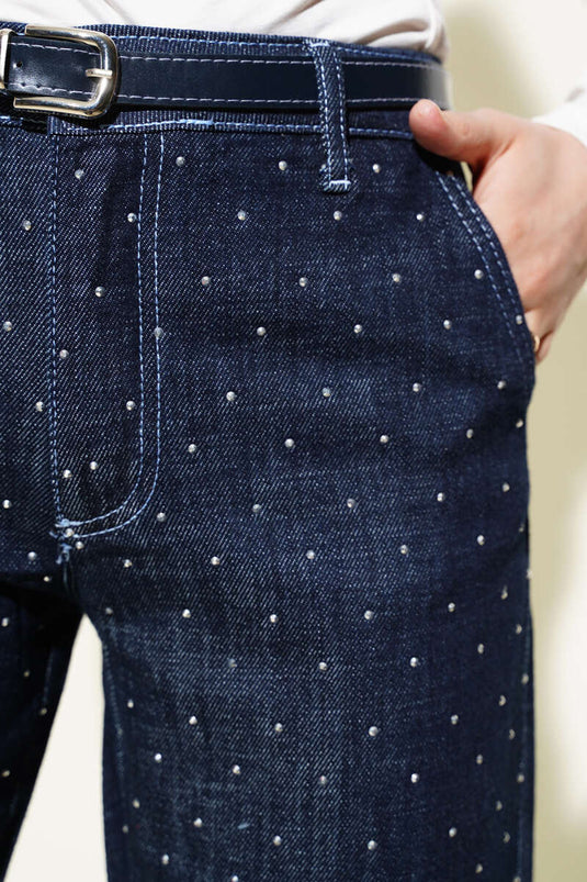 Pantalon en jean bleu marine orné de pierres