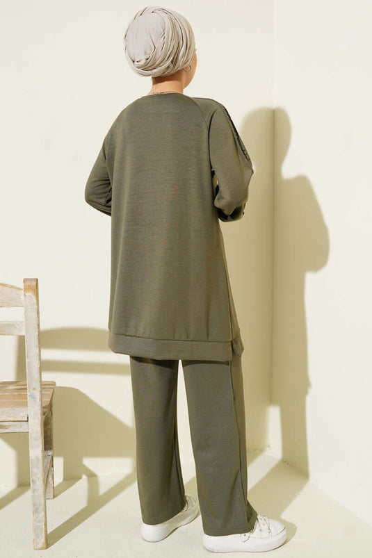 بدلة لويشا من قطعتين مزينة بالأحجار باللون الكاكي