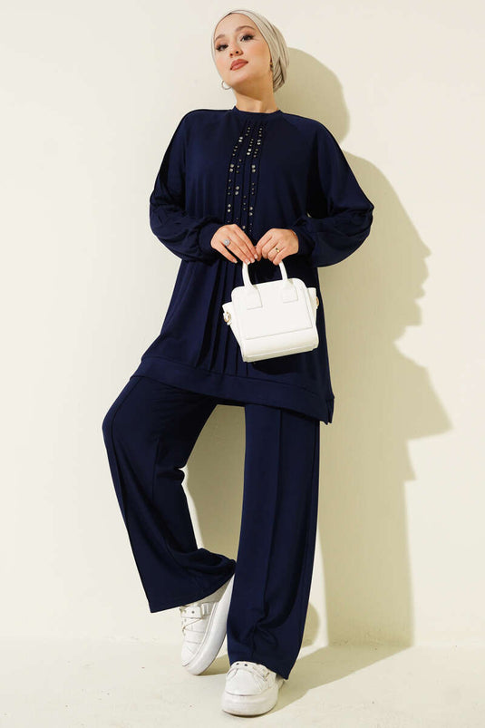 بدلة لويشا من قطعتين مزينة بالأحجار باللون الأزرق الداكن