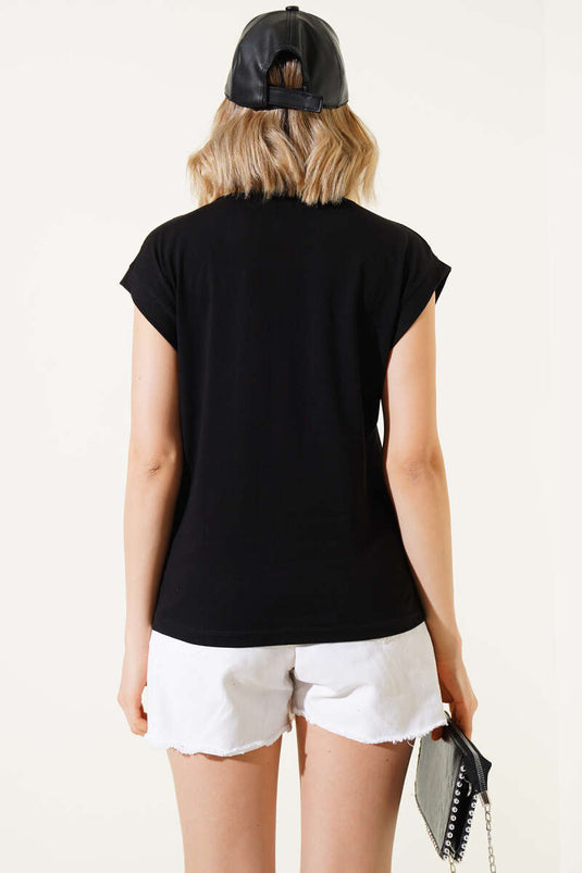 تي شيرت أسود بأكمام صفرية مزين بالأحجار