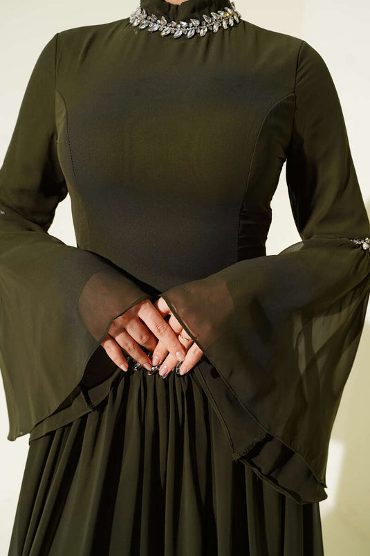 Robe de soirée en mousseline ornée de pierres kaki