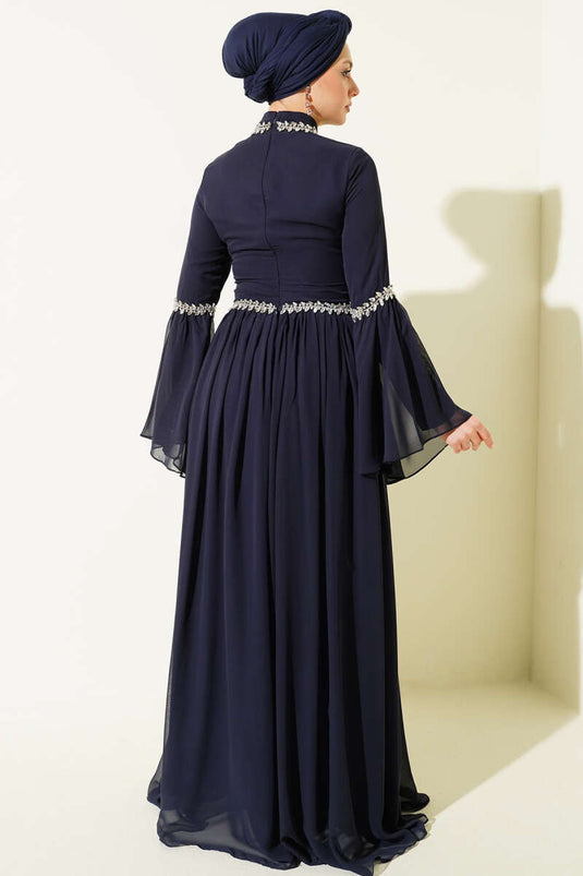 فستان سهرة شيفون مزين بحجارة باللون الأزرق الداكن