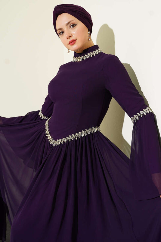 Robe de soirée en mousseline ornée de pierres violette