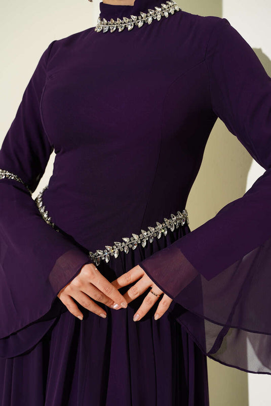 Robe de soirée en mousseline ornée de pierres violette