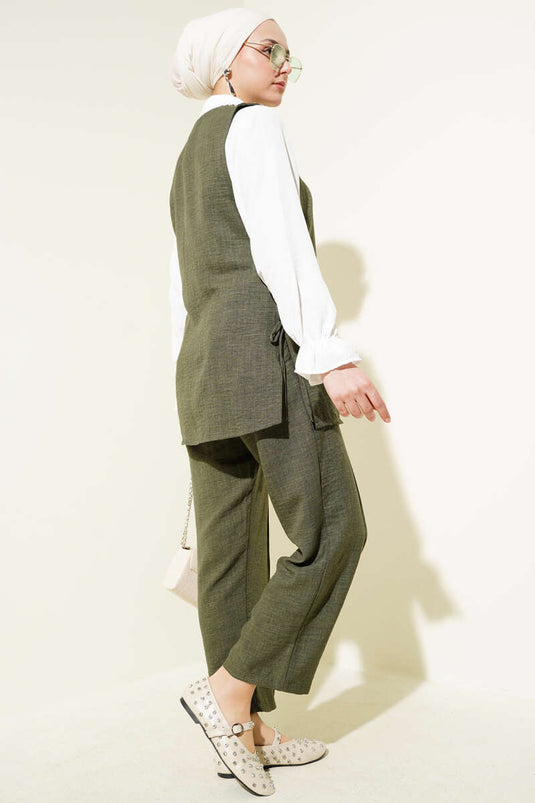 بدلة مكونة من ثلاث قطع مزينة بالأحجار برباط جانبي باللون الكاكي