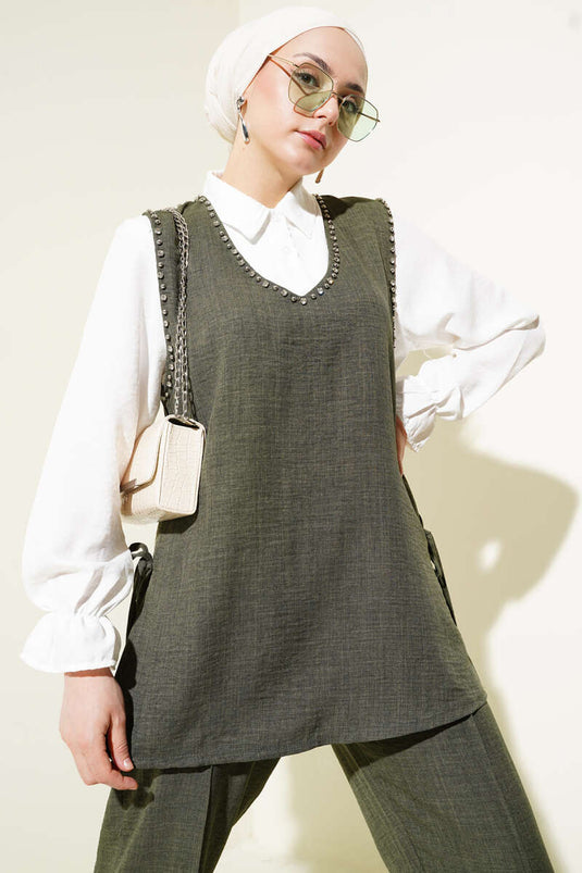 بدلة مكونة من ثلاث قطع مزينة بالأحجار برباط جانبي باللون الكاكي