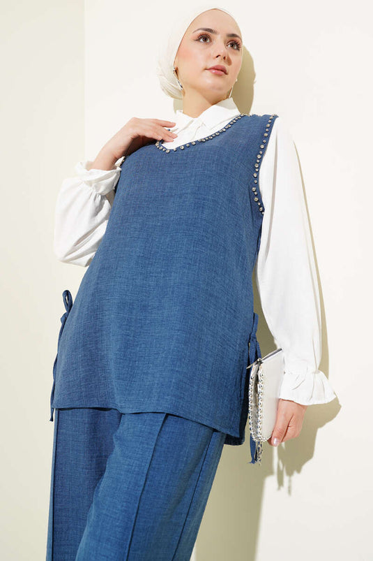 طقم ربطة جانبية مزينة بالأحجار مكون من ثلاث قطع باللون الأزرق