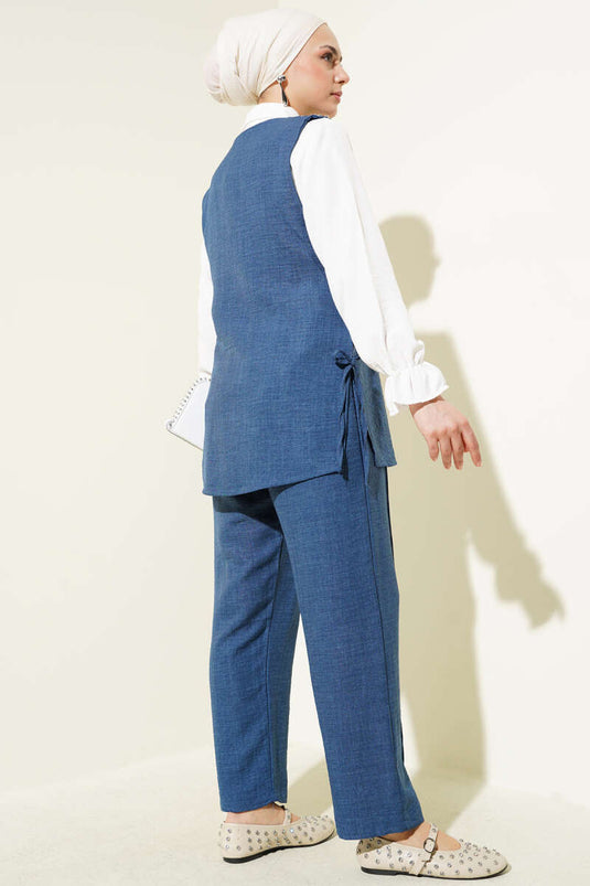 طقم ربطة جانبية مزينة بالأحجار مكون من ثلاث قطع باللون الأزرق