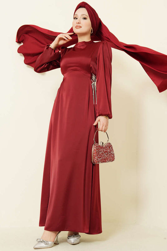 Robe de soirée en satin bordeaux avec pierres et liens