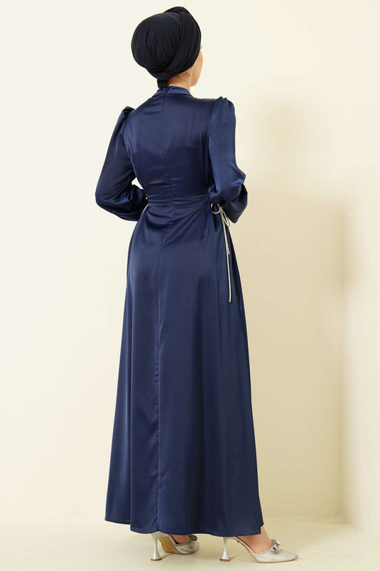 فستان سهرة ساتان مزين بالأحجار ومرتبط بالخصر باللون الأزرق الداكن