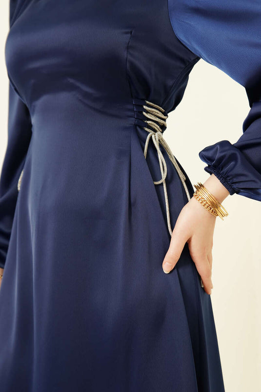 فستان سهرة ساتان مزين بالأحجار ومرتبط بالخصر باللون الأزرق الداكن