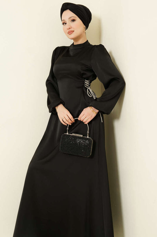 فستان سهرة ساتان أسود مزين بالأحجار ومربوط