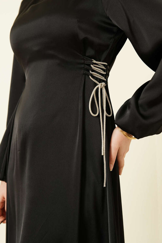 فستان سهرة ساتان أسود مزين بالأحجار ومربوط