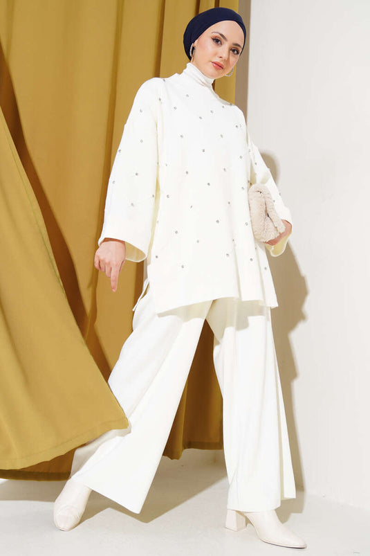 طقم تريكو من قطعتين بنقشة الماس المرصعة بالأحجار الكريمة، لون بيج فاتح