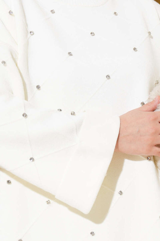 طقم تريكو من قطعتين بنقشة الماس المرصعة بالأحجار الكريمة، لون بيج فاتح