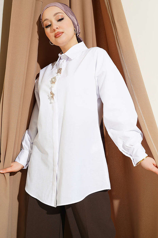 Camicia bianca con bottoni nascosti e spilla con pietre