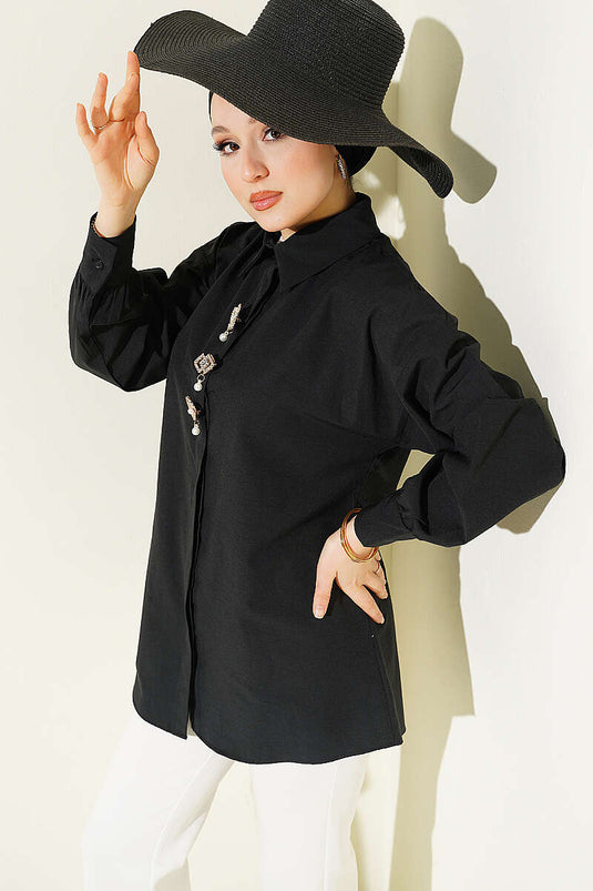 Chemise noire à boutons cachés avec broche ornée de pierres