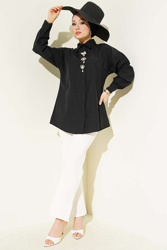 Chemise noire à boutons cachés avec broche ornée de pierres