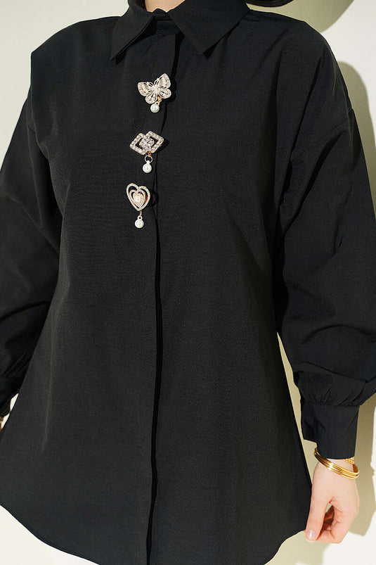 Chemise noire à boutons cachés avec broche ornée de pierres