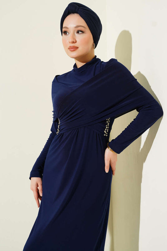 فستان سهرة رملي برقبة متقاطعة مزين بالأحجار باللون الأزرق الداكن